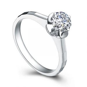Помолвочное кольцо из золота с  бриллиантом