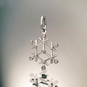 Подвеска снежинка с бриллиантом