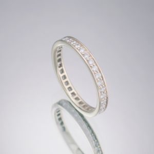 Тонкое обручальное кольцо с бриллиантами