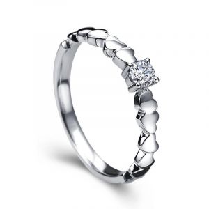 Золотое кольцо с бриллиантом декорированное маленькими сердечками