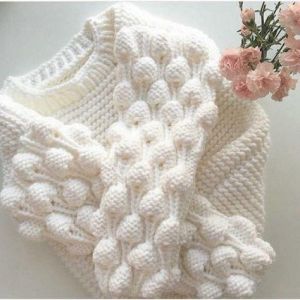 Стильный вязанный свитер для девочки