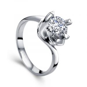 Обручальное кольцо с большим бриллиантом