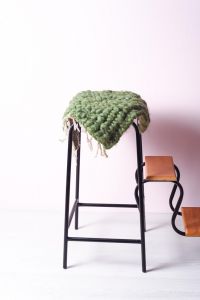 Зеленая накидка на стул