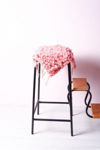 Розовый коврик на стул