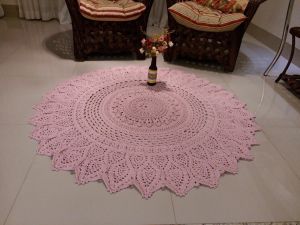 Розовый вязаный коврик