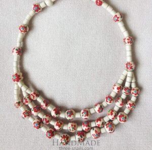 Традиционное ожерелье "Красные цветы"