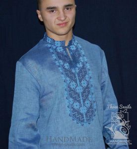 Синяя льняная рубашка с вышивкой "Оттенки синего"