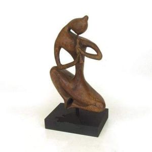 Резная деревянная статуэтка "Девушка"