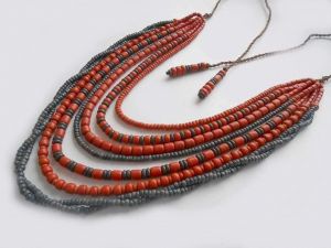 Ожерелье из керамических бусин "Красный и Черный"