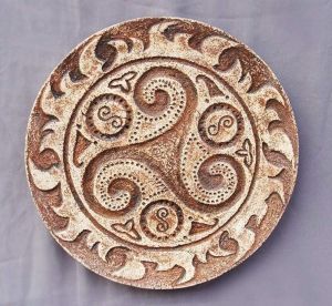 Керамическая тарелка «Трискель»