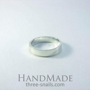 Классическое обручальное кольцо из серебра