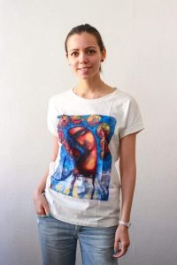 Хлопковая футболка «Девушка на синем фоне» женская