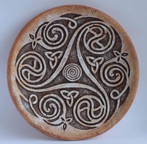 Декоративная керамическая тарелка "Трикветр"