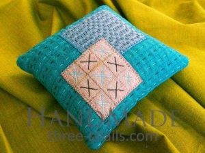 Декоративный голубой чехол на подушку