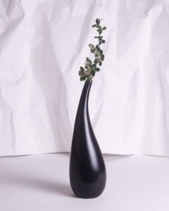 Декоративная ваза черного цвета