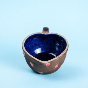 Керамическая чашка в форме сердца