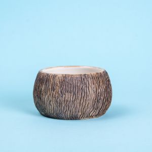 Чашка из глины с текстурной поверхностью