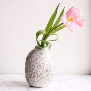 Серая керамическая ваза