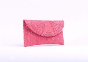 Розовый плетеный мини клатч