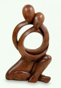 Романтическая деревянная скульптура