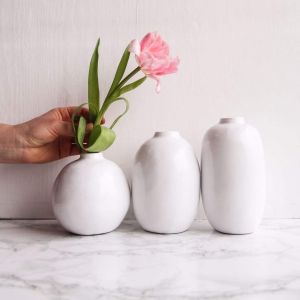 Набор белых ваз