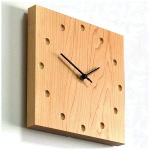 Квадратные деревянные часы на стену