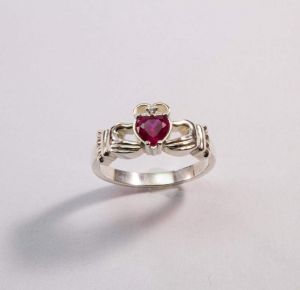 Ирландское кольцо "Розовое сердце"