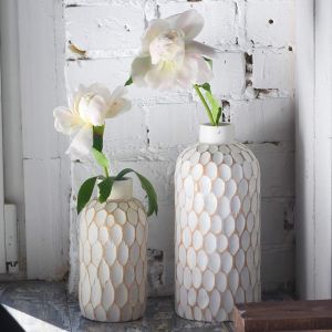Настольная белая ваза для цветов