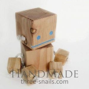 Деревянный игрушечный робот
