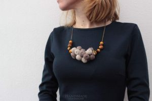 Бусы из шерсти "Нежное прикосновение"